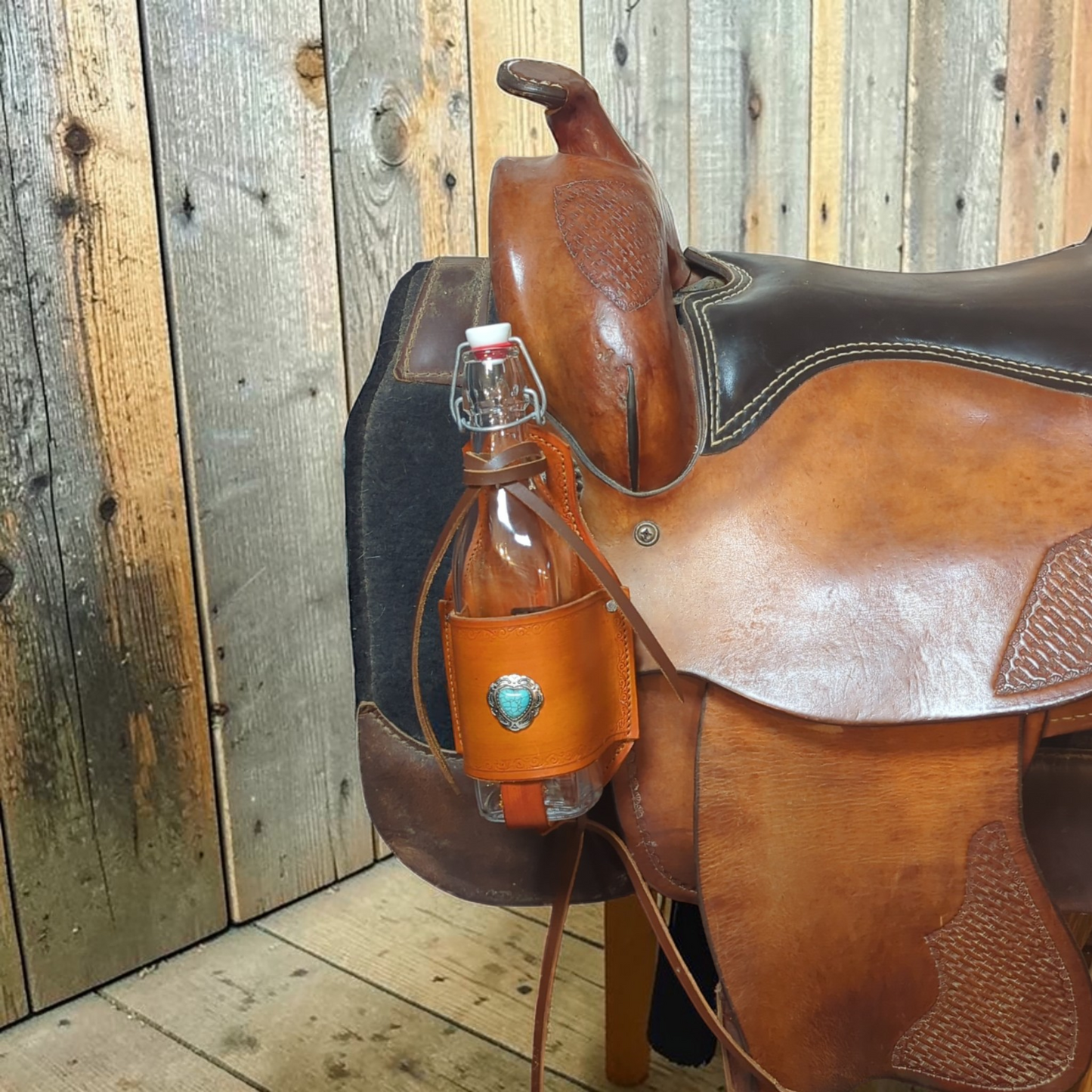 Kleiner Flaschenhalter mit Clip für Gürtel und Sattel